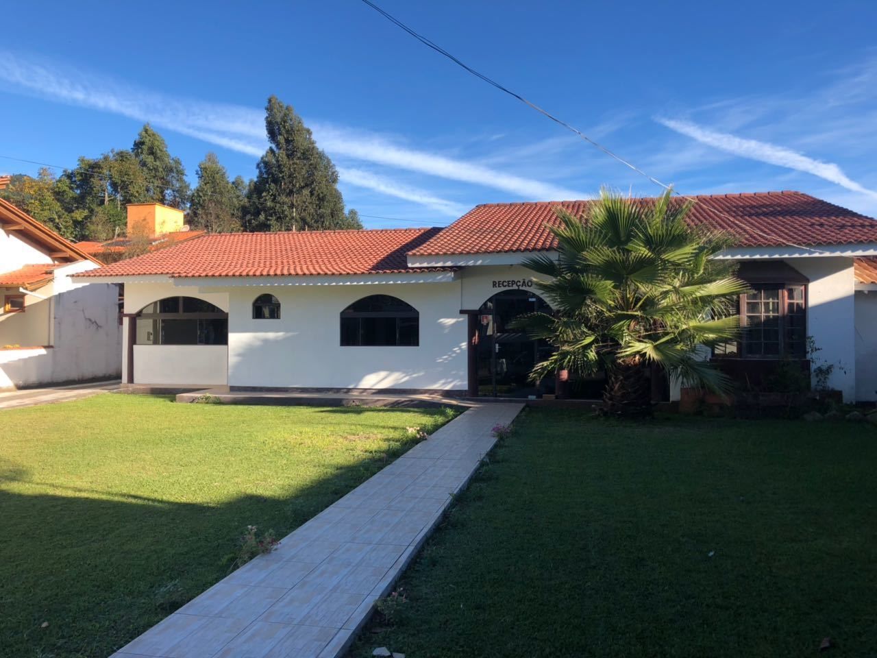 Vista frontal de la propiedad