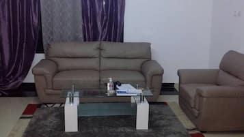 Apartamento, 2 habitaciones | Sala de estar | Una televisión de pantalla plana