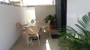 Apartamento, 2 habitaciones | Servicio de comidas en la habitación