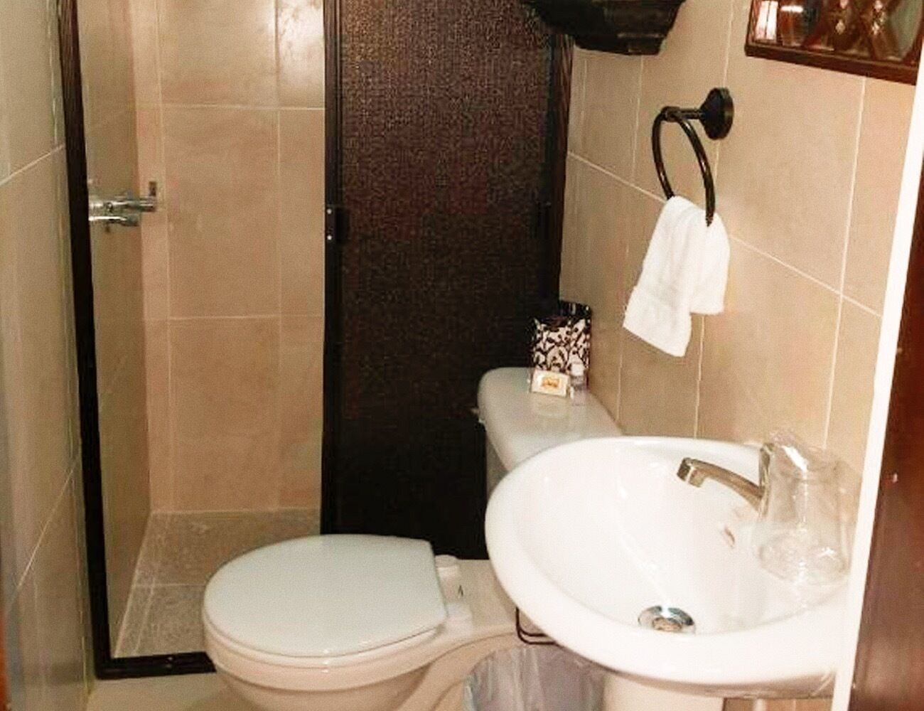 Castano | Badkamer | Een douche, gratis toiletartikelen, handdoeken, zeep