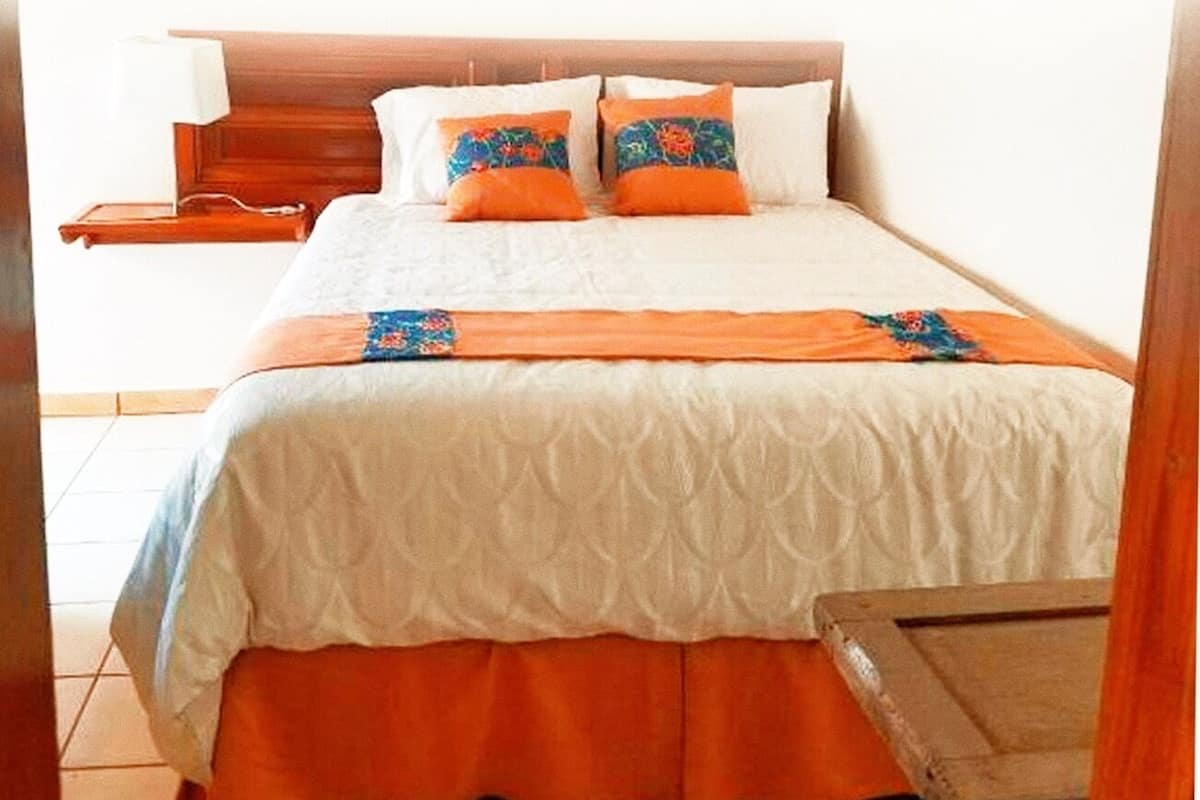 Caoba, Hot Water | Soundproofing, free WiFi, bed sheets, wheelchair access