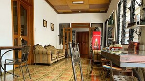 Una habitación con piso estampado, un sofá, una mesa de comedor y sillas.