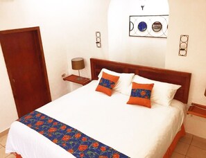 Soundproofing, free WiFi, bed sheets, wheelchair access - Hostal Las Puertas - Hostel (Santa Ana)