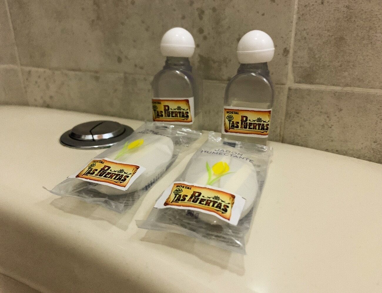 Kaksi pulloa Jabon Humectante -voidetta ja hiiri keittiön työtasolla.