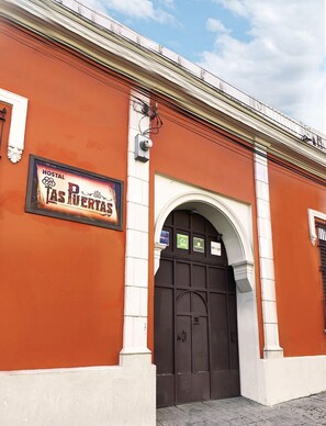Front of property - Hostal Las Puertas - Hostel (Santa Ana)
