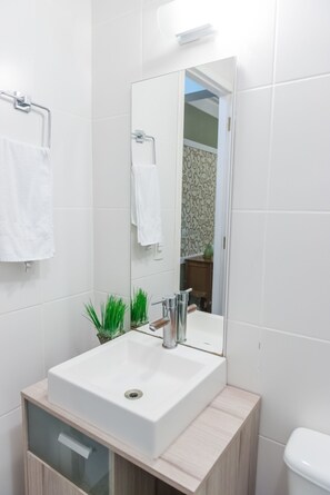 Perhesviitti | Kylpyhuone | Suihku, hiustenkuivaaja, pyyhkeet