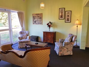 Småhus – deluxe, 2 soverom, kjøkken, utsikt mot høyde | Oppholdsområde | Flatskjerm-TV