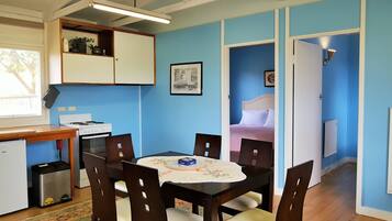 Familien-Ferienhaus, 2 Schlafzimmer, Gartenblick | Eigene Küche | Kühlschrank, Mikrowelle, Ofen, Herdplatte