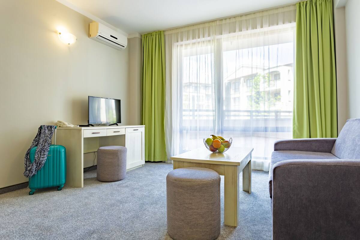 Minibar, escritorio, sistema de insonorización