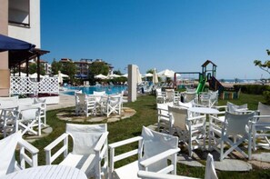 Una piscina al aire libre de temporada