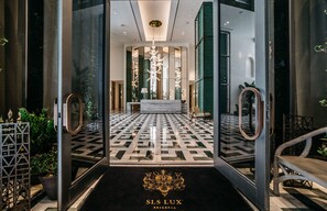 Interior entrance - SLS LUX Brickell (Miami)