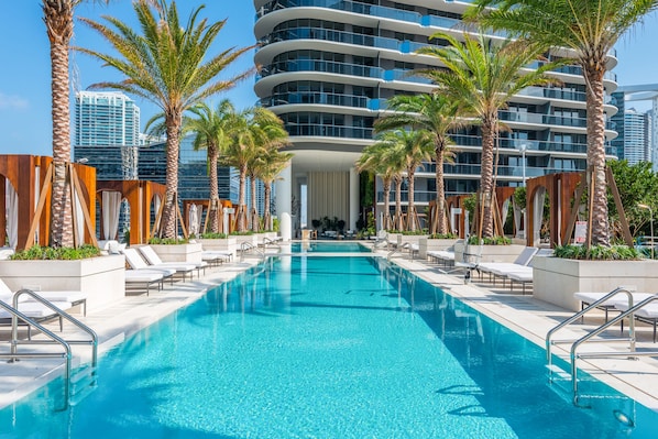 Outdoor pool, cabanas (surcharge), pool umbrellas - SLS LUX Brickell (Miami)