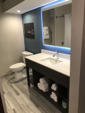 Amenidades de baño gratuitas, secadora de cabello, toallas 