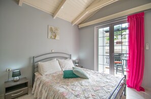 Talo, 2 makuuhuonetta | Tallelokero huoneessa, työpöytä