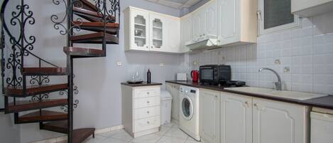 House, 2 Bedrooms | Private kitchen | Full-size fridge, oven, stovetop, coffee/tea maker