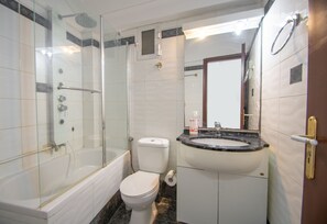 House, 2 Bedrooms | Bathroom shower