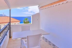 Habitación doble | Zona de estar | Una televisión LCD