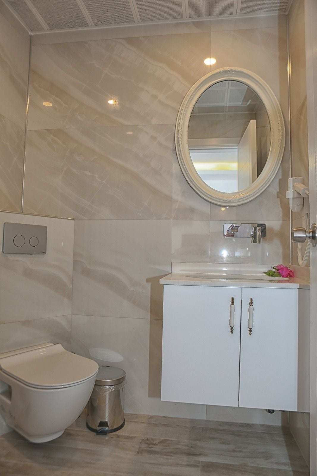 Ein Badezimmer mit Toilette, Bidet und Waschbecken mit Spiegel darüber.