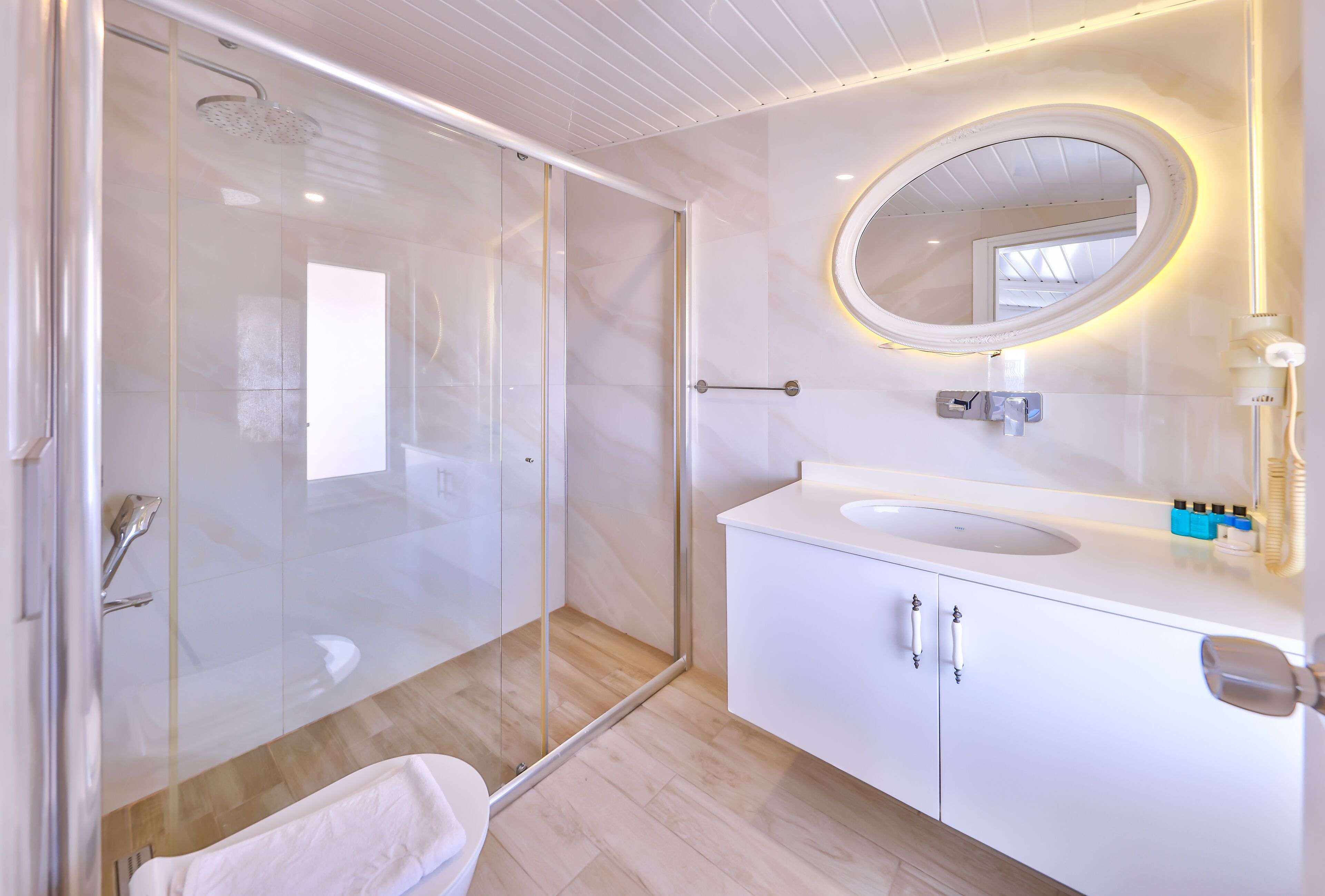 standard double room | bathroom | shower, rainfall showerhead, hair dryer, slippers