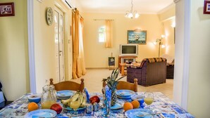 Ferienhaus, 2 Schlafzimmer | Essbereich im Zimmer