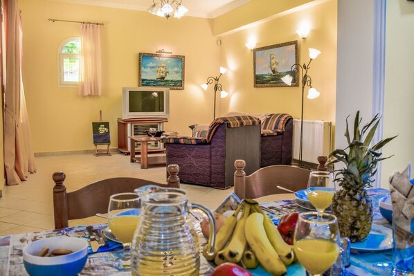 House, 2 Bedrooms | In-room dining