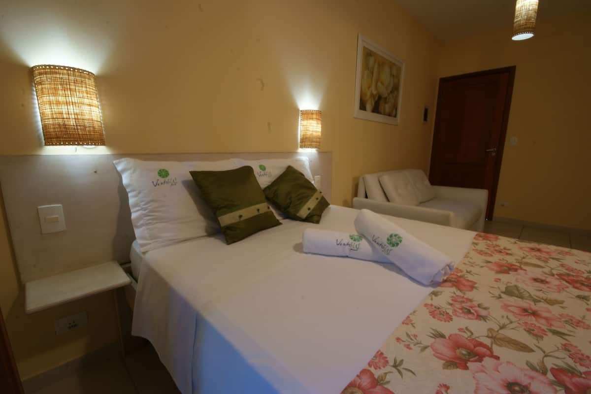 Premium bedding, iron/ironing board, free cots/infant beds, free WiFi