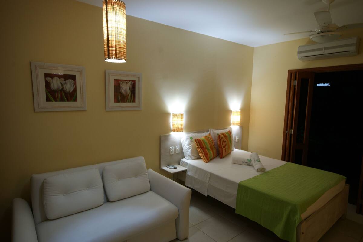 Premium bedding, iron/ironing board, free cots/infant beds, free WiFi