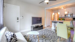 Flat-screen TV - Luxury! By the beach, Cruise Port and Las Olas-2Bed 2Bath (Fort Lauderdale)