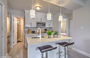 In-room dining - Luxury! By the beach, Cruise Port and Las Olas-2Bed 2Bath (Fort Lauderdale)