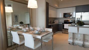 Lejlighed - 2 soveværelser - 2 badeværelser (4/1) | Spisning på værelset