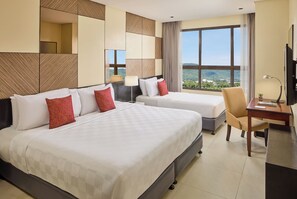 Quarto premier | Cofres nos quartos, espaço de trabalho para notebook, cortinas blackout