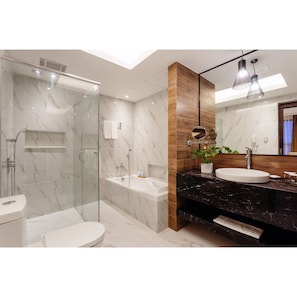 Habitación (Lubi-lubi Suite) | Baño | Regadera, secadora de cabello, pantuflas, toallas