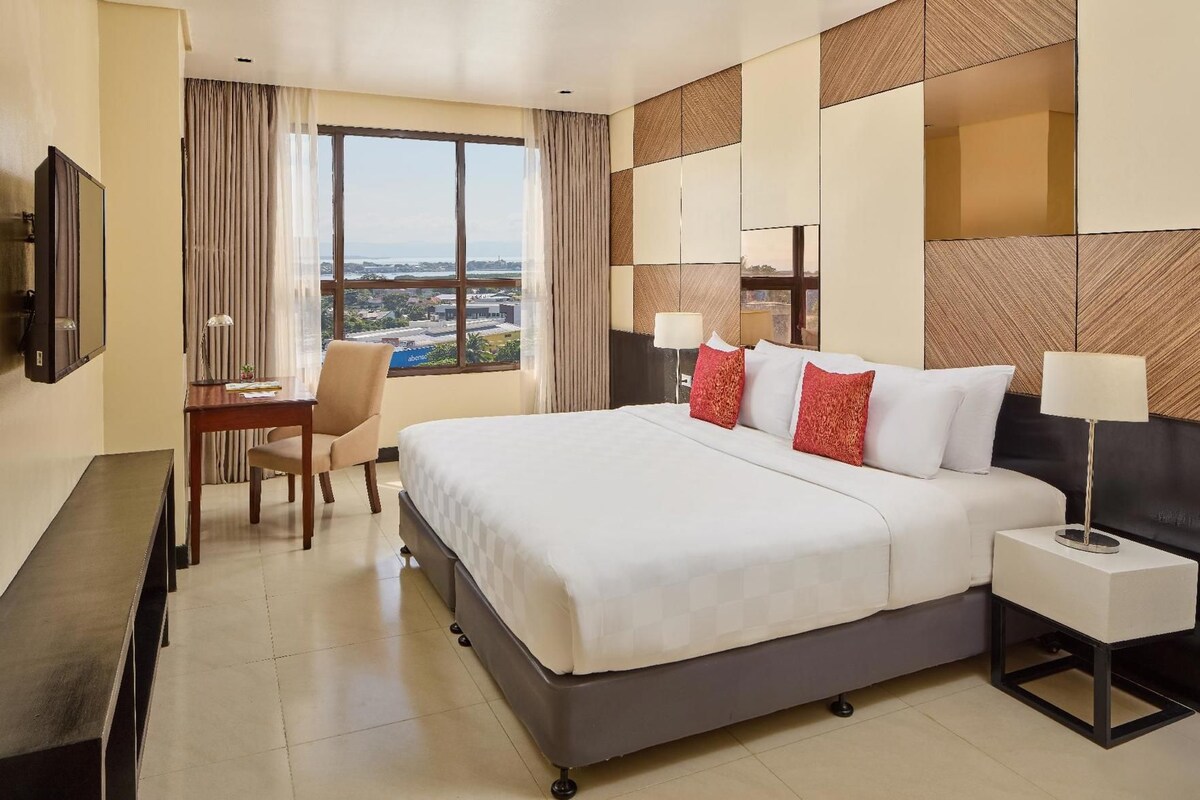 In-room safe, laptop workspace, blackout drapes, soundproofing