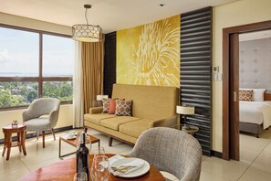 Quarto (Sangyaw Suite) | Cofres nos quartos, espaço de trabalho para notebook, cortinas blackout