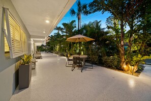 Outdoor dining - Modern, Cozy Efficiency Just Steps to the Beach! - Unit C (Cocoa Beach)