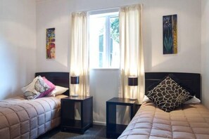 3 bedrooms, in-room safe, desk, iron/ironing board - Christchurch City & Country Cottages - Nut Point Cottage (West Melton)