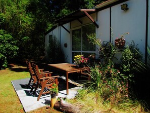 Garden - Christchurch City & Country Cottages - Nut Point Cottage (West Melton)
