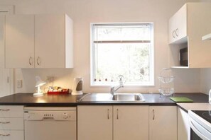 Private kitchen - Christchurch City & Country Cottages - Nut Point Cottage (West Melton)