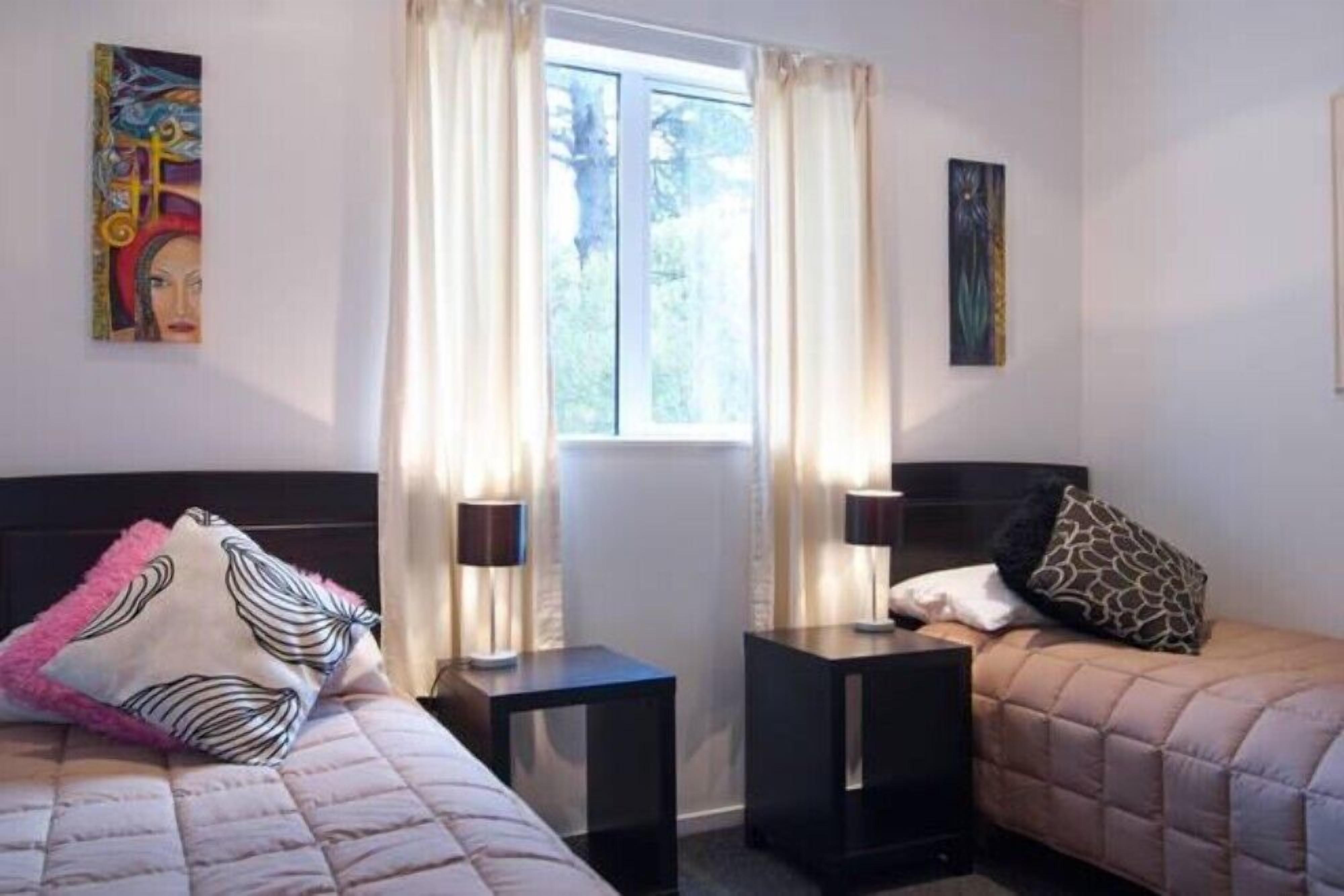 Romantisk villa - 3 sovrum - utsikt mot trädgården | 3 sovrum, värdeförvaringsskåp på rummet och skrivbord