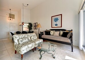 Televisión, reproductor de DVD, libros y videoteca 