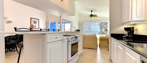 Een koelkast, een magnetron, een oven, een kookplaat