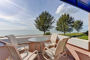 Outdoor dining - Unit #317 Sand Cay Beach Resort Gulf Front 7 night minimum (Longboat Key)