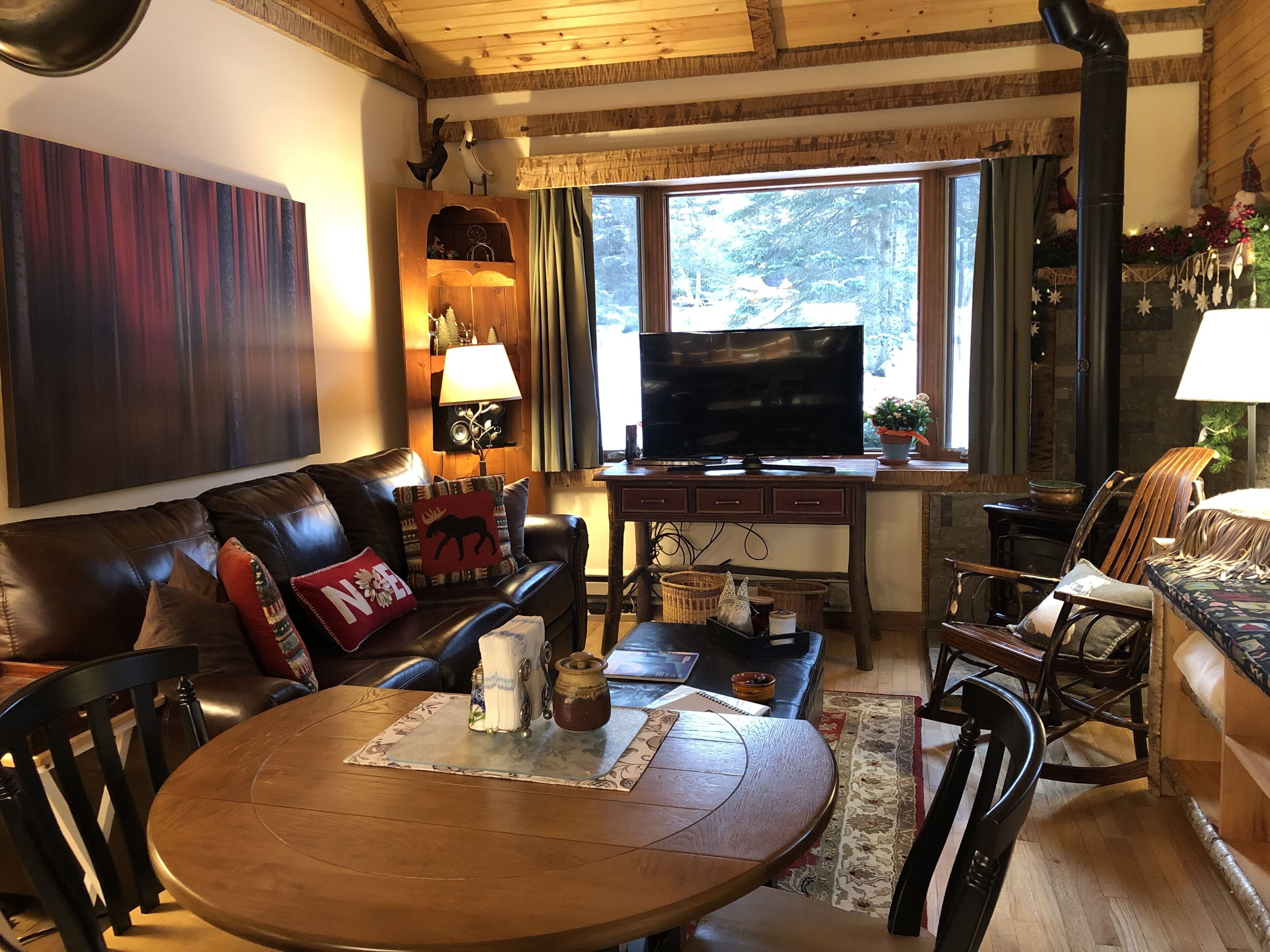 Smart TV, fireplace, DVD player, stereo