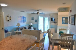 Una televisión, una mesa de tenis de mesa