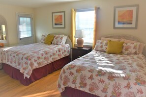 2 bedrooms, free WiFi, bed sheets - Roof top pool & game room, 2 blocks to beach, 2/bedrooms, beach passes included (Seaside Heights)