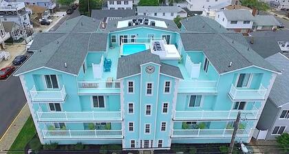 Roof top pool & game room, 2 blocks to beach, 2/bedrooms, beach passes included