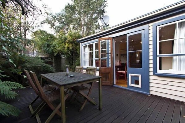 Terrace/patio - Christchurch City & Country Cottages - Brockworth Cottage (Christchurch)