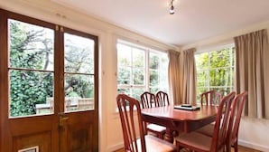 Vila, 2 kamar tidur, pemandangan kebun | Makan di kamar
