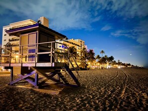 Exterior - Beautiful Hollywood Corner Suite on the Beach, SPECIAL PROMOTION!!! (Hollywood)