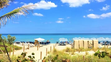 En la playa, camastros y toallas de playa
